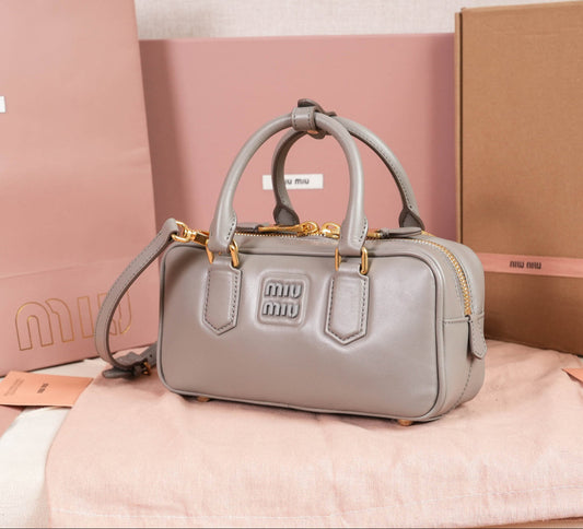 Bolso Arcadie de Cuero con Asa Superior – Estilo Acolchado y Logo Metálico