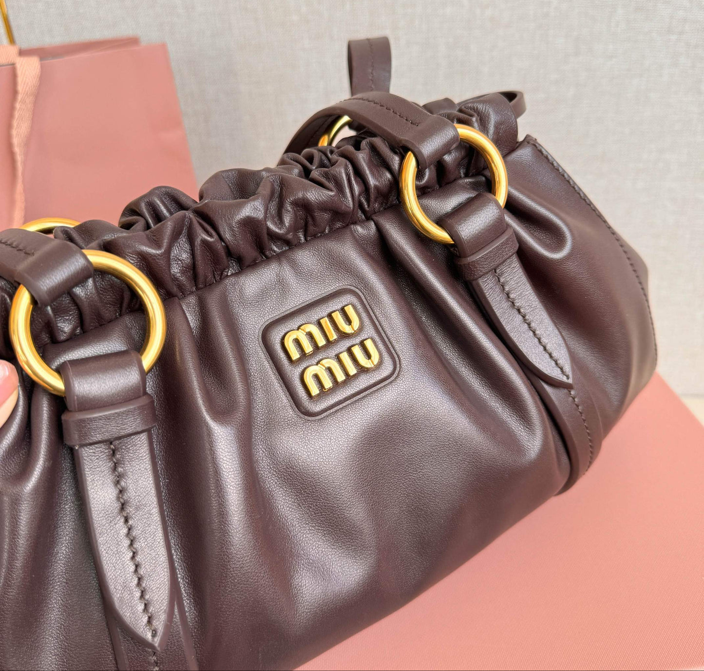 Bolso Miu Miu Joy de Cuero Marrón – Con Correa y Herrajes Dorados