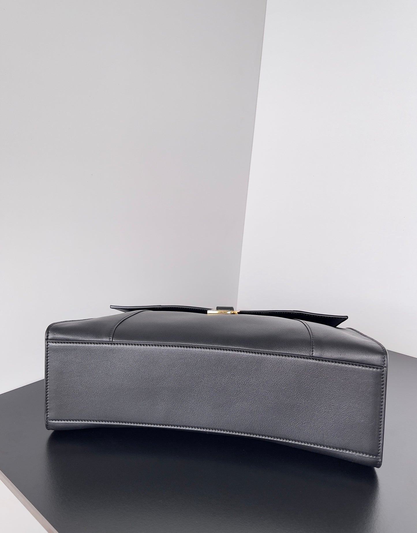 Balenciaga Hourglass Top Handle Bag – Sofisticación Escultural con Sello de Lujo