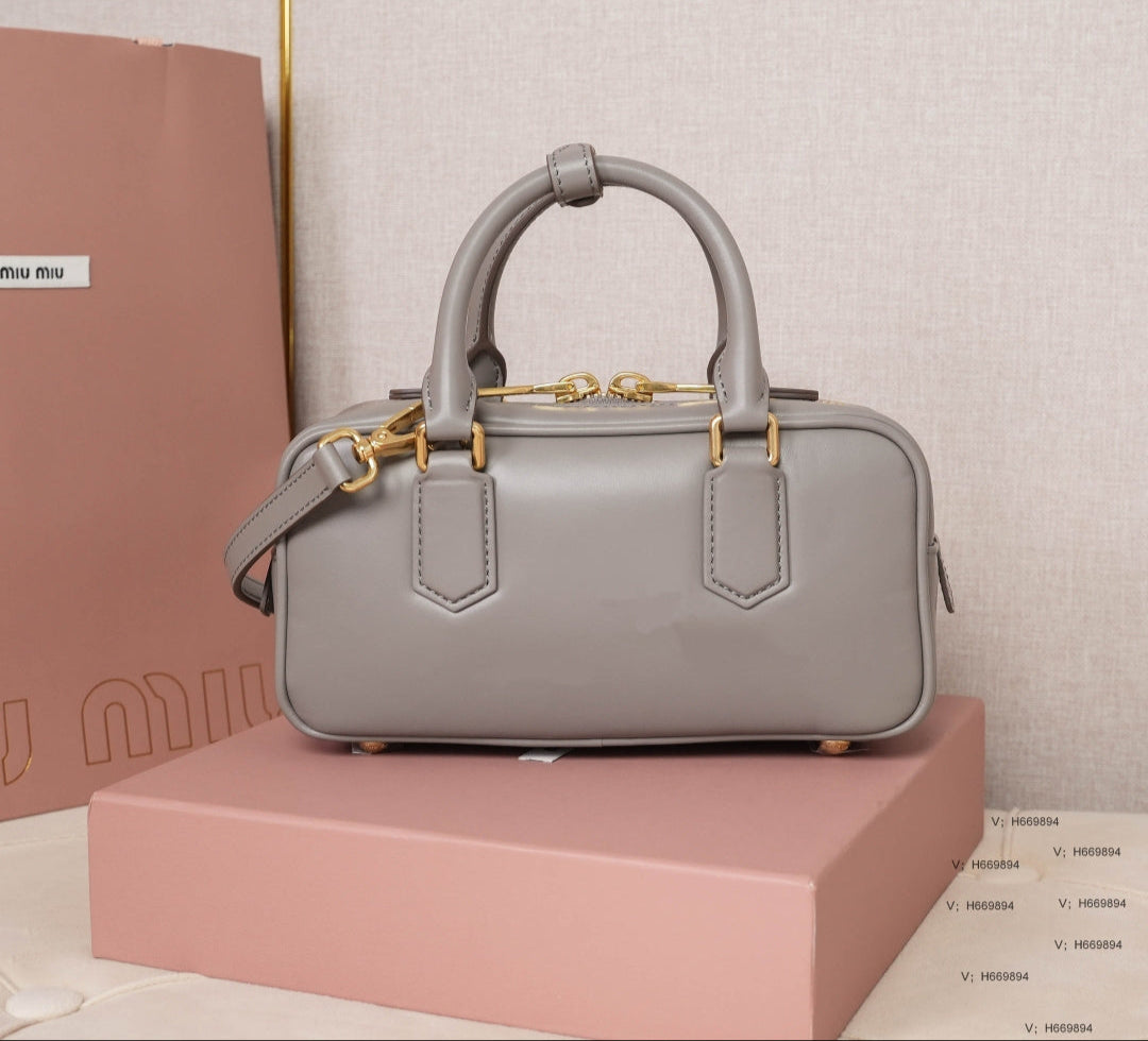 Bolso Arcadie de Cuero con Asa Superior – Estilo Acolchado y Logo Metálico