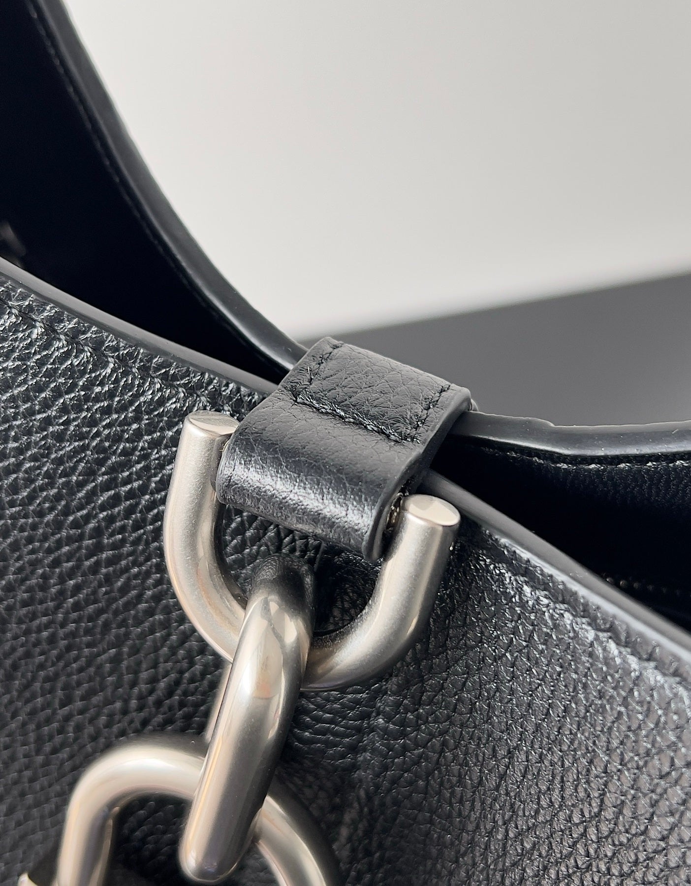 Balenciaga Crush Hobo Bag Negra con Candado – Minimalismo de Alta Costura