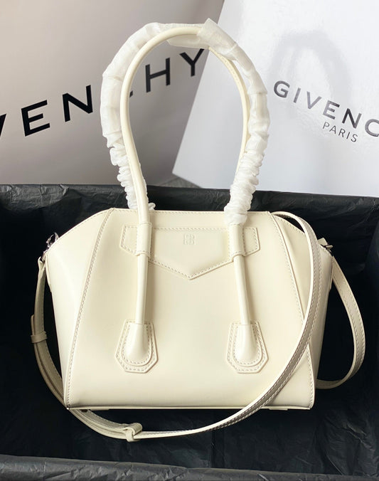 Mini Antigona Lock Bag – Geometría Sofisticada en Cuero