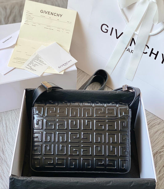 Bolso Givenchy 4G con Cadena – Elegancia Gráfica y Sofisticada