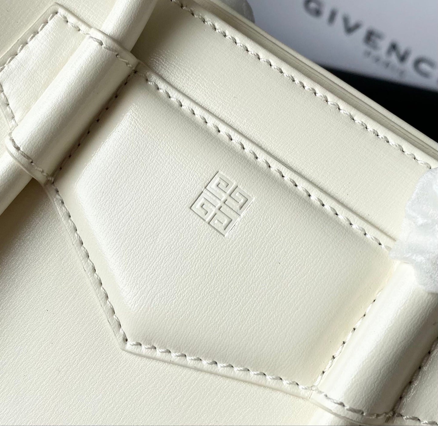 Mini Antigona Lock Bag – Geometría Sofisticada en Cuero