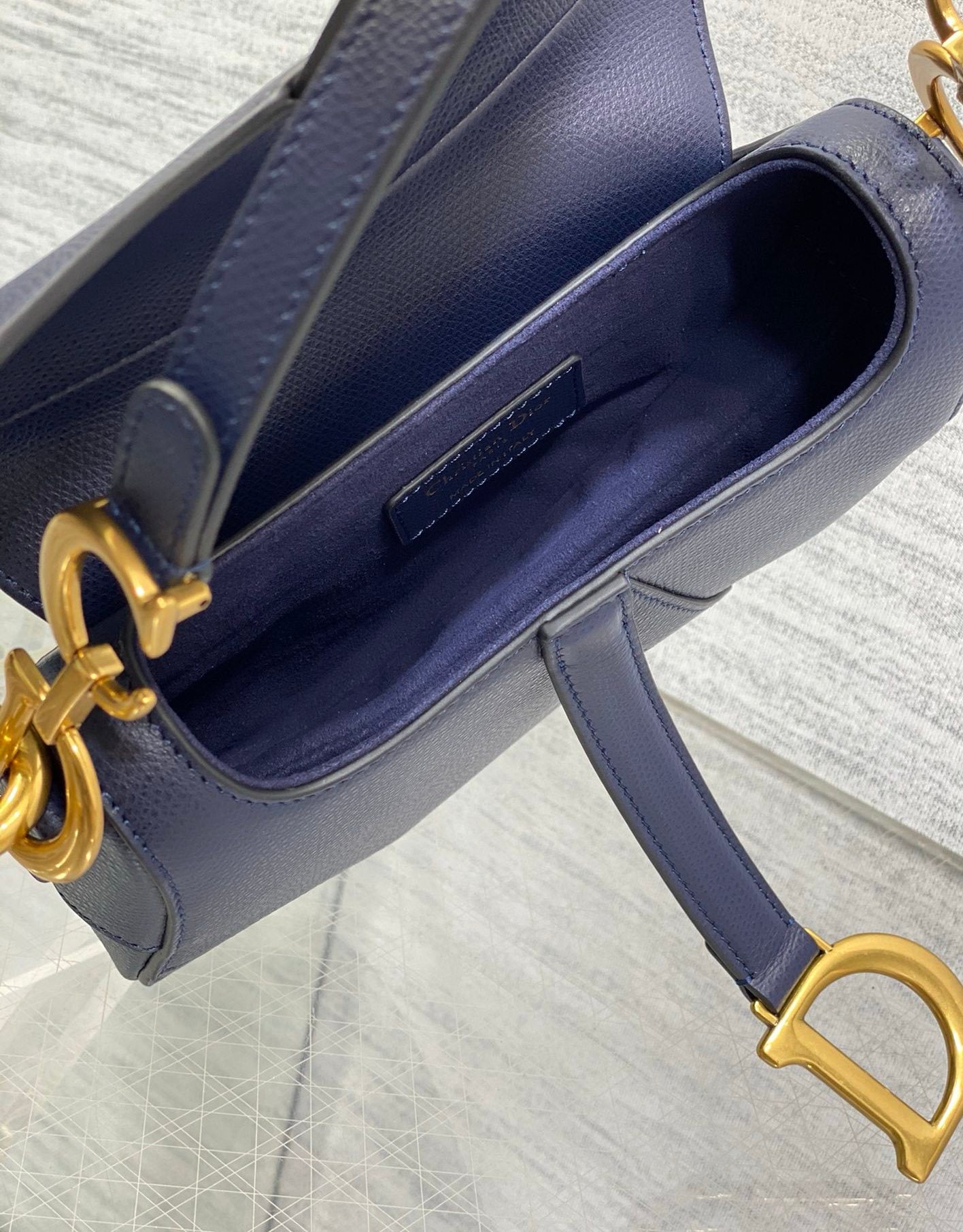 Dior Saddle Bag Azul Marino – Icono Atemporal de Alta Costura