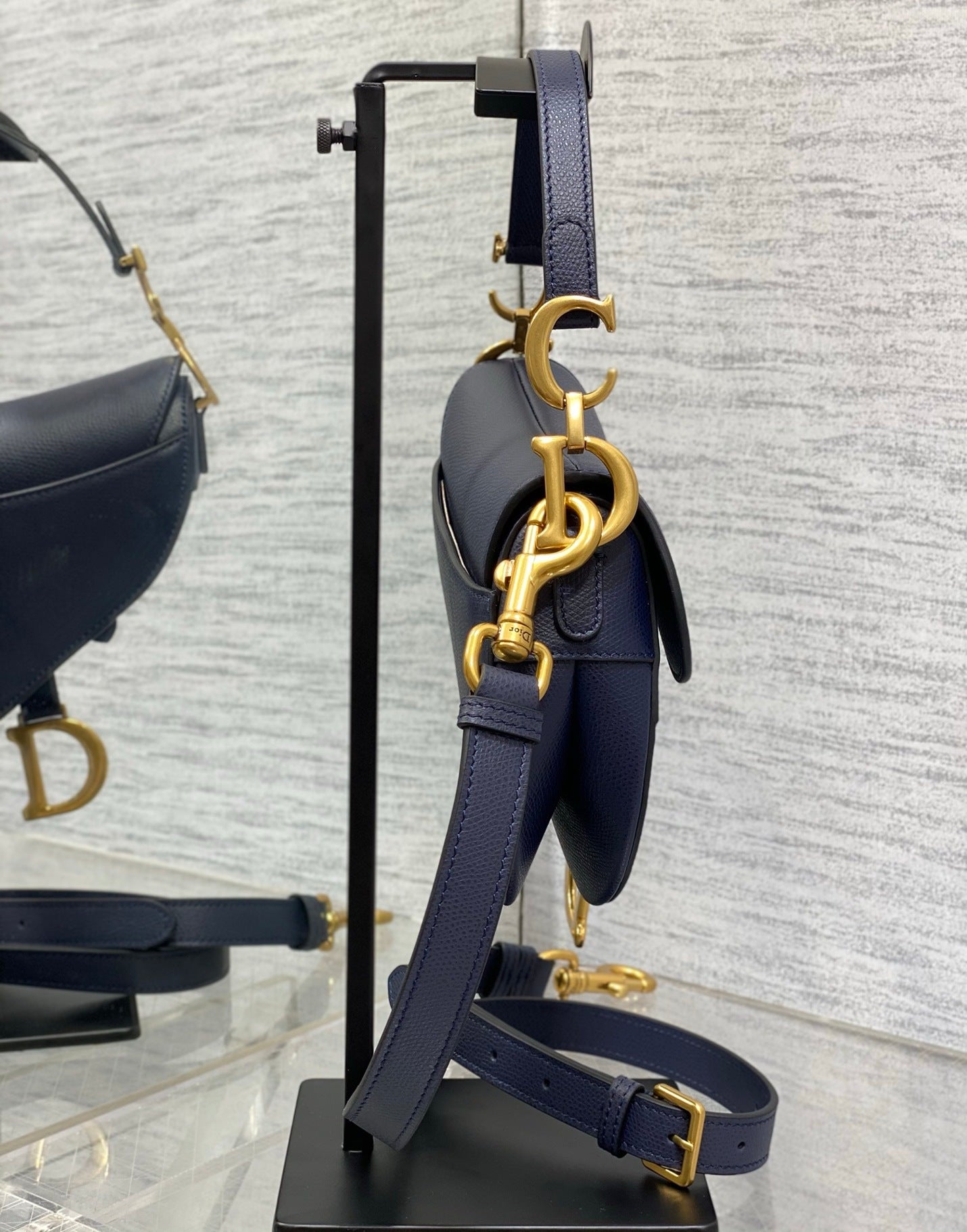 Dior Saddle Bag Azul Marino – Icono Atemporal de Alta Costura