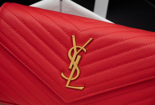 YSL Flap Wallet en Color Rojo | Elegancia y Confianza