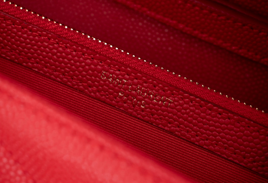 YSL Flap Wallet en Color Rojo | Elegancia y Confianza