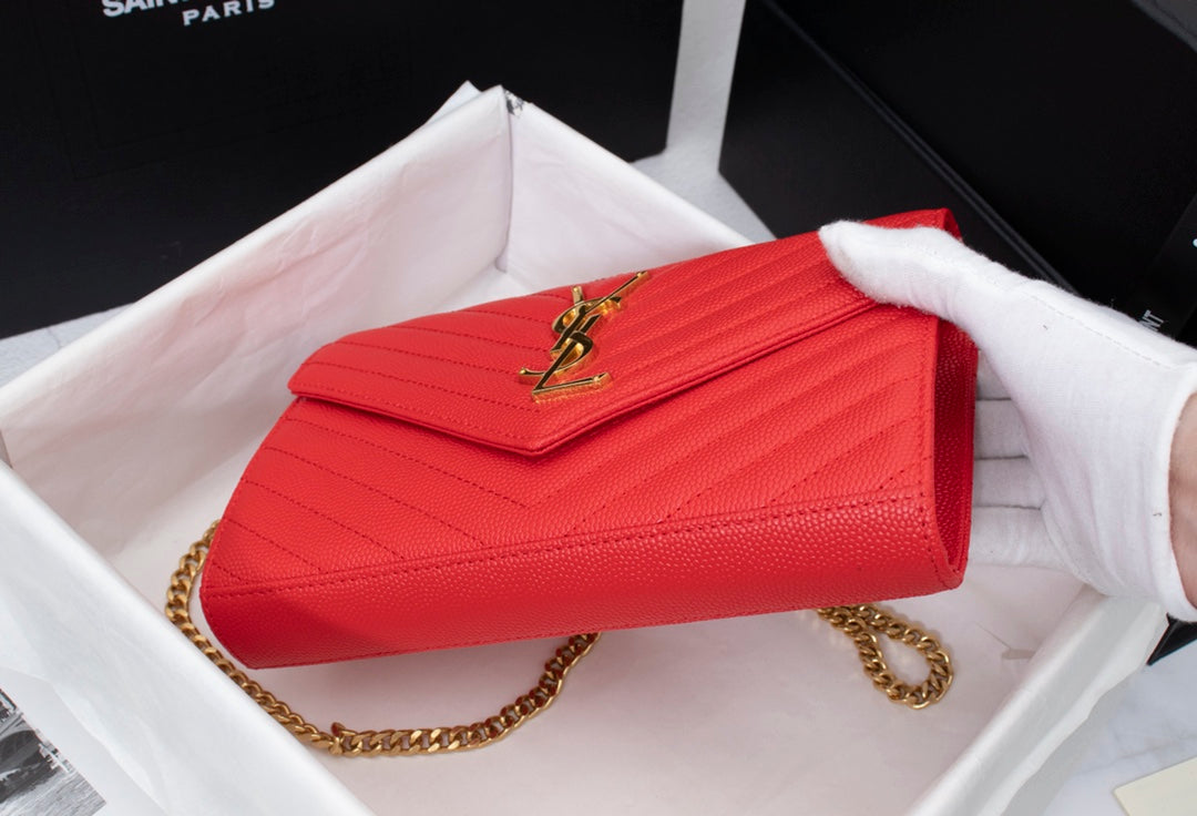 YSL Flap Wallet en Color Rojo | Elegancia y Confianza
