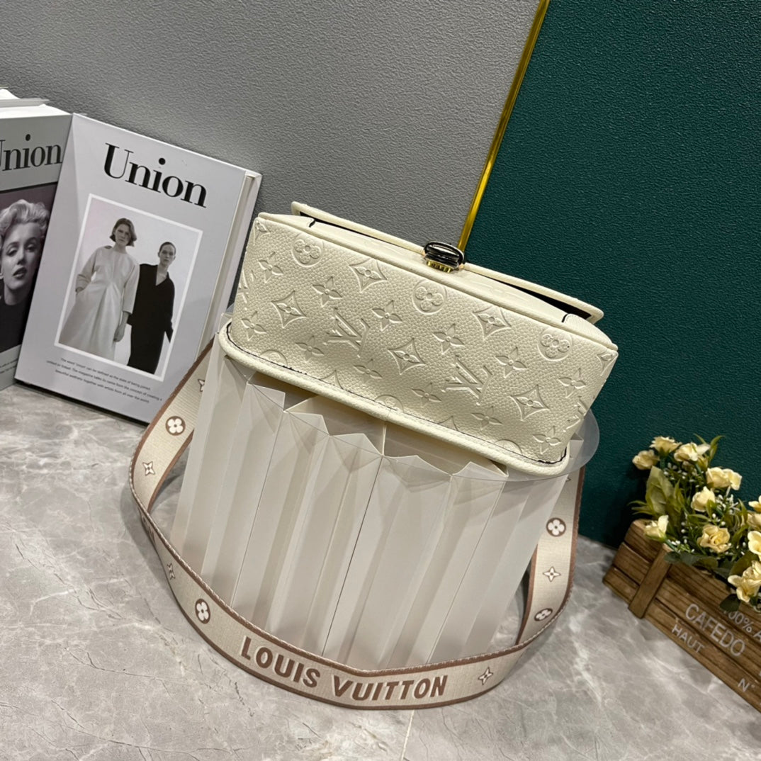 Louis Vuitton Diane Bag en Monogram Empreinte – Elegancia Versátil con Estilo Deportivo-Chic