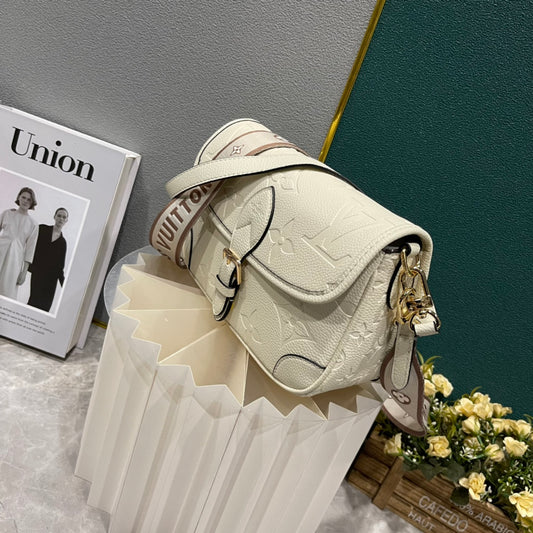 Louis Vuitton Diane Bag en Monogram Empreinte – Elegancia Versátil con Estilo Deportivo-Chic