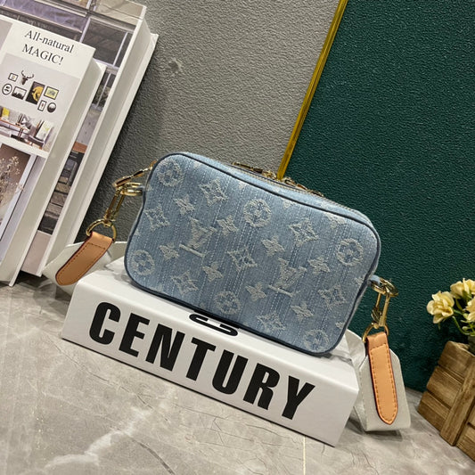 Louis Vuitton Alpha Wearable Wallet en Denim Monogram – Diseño 2 en 1 con Estilo Vintage Urbano