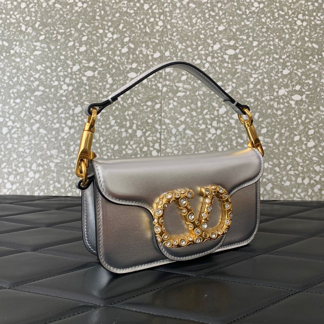 Valentino Garavani Locò Small Silver Bag – Cuero Metálico y Cristales
