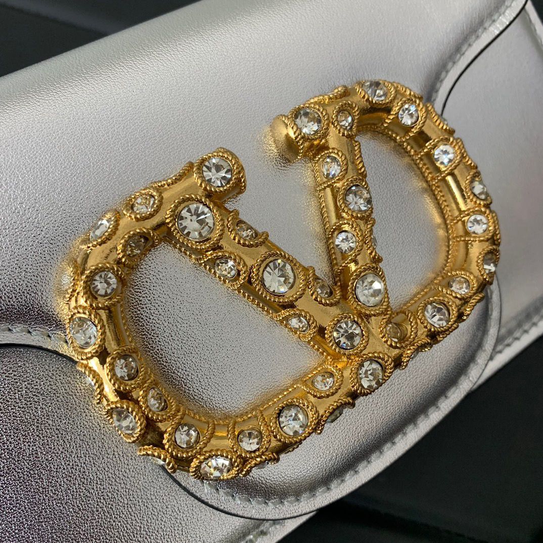 Valentino Garavani Locò Small Silver Bag – Cuero Metálico y Cristales
