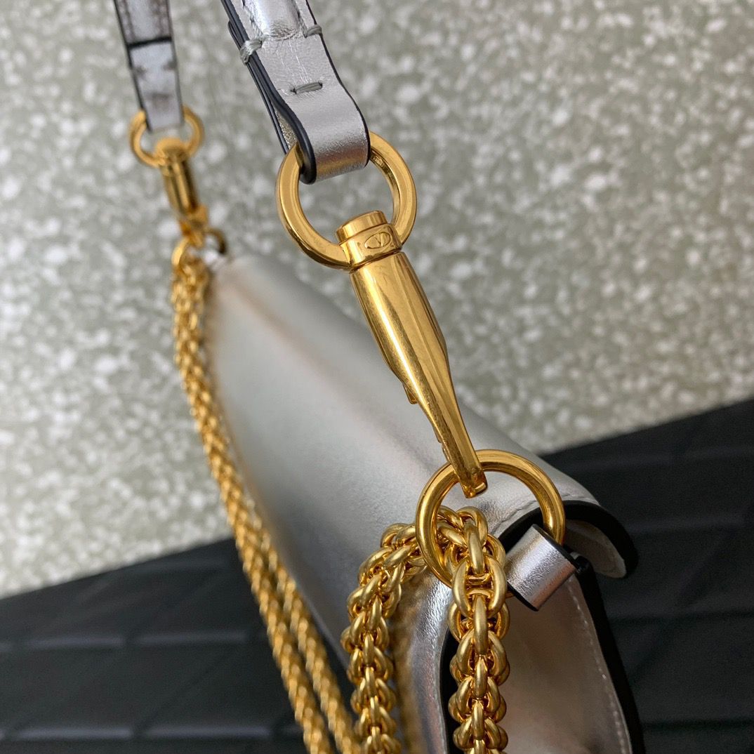 Valentino Garavani Locò Small Silver Bag – Cuero Metálico y Cristales