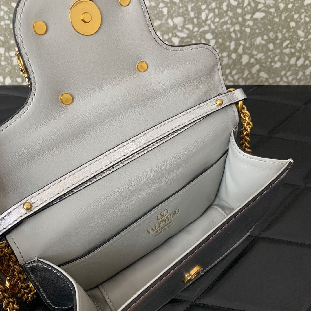 Valentino Garavani Locò Small Silver Bag – Cuero Metálico y Cristales