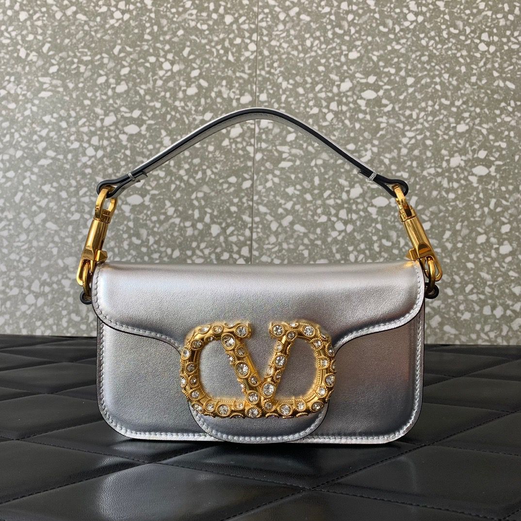 Valentino Garavani Locò Small Silver Bag – Cuero Metálico y Cristales