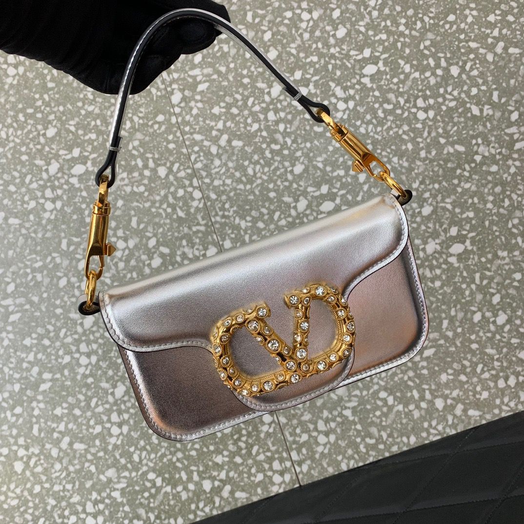 Valentino Garavani Locò Small Silver Bag – Cuero Metálico y Cristales