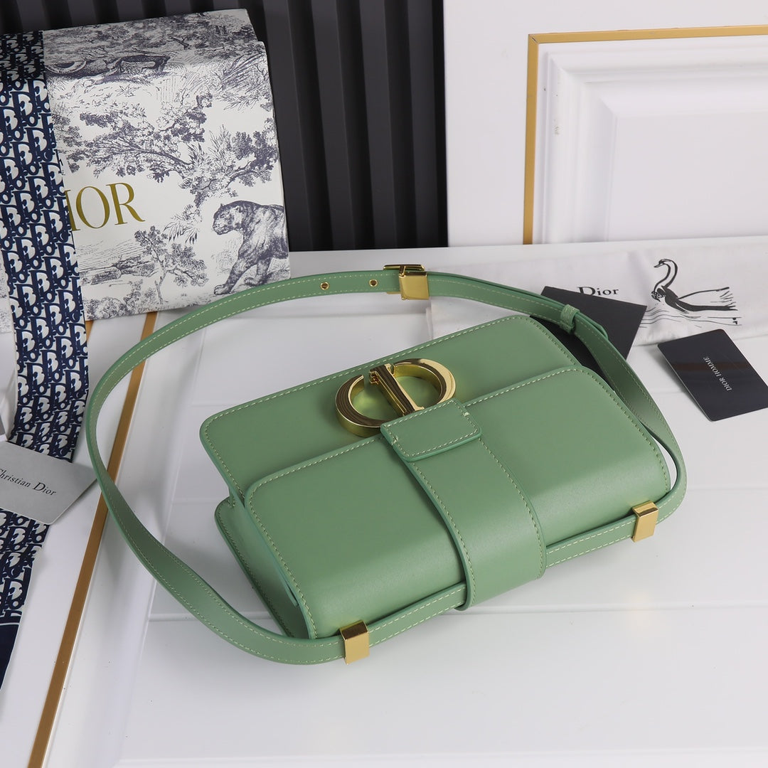 Bolso Dior 30 Montaigne | Elegancia Clásica y Versatilidad en Panamá