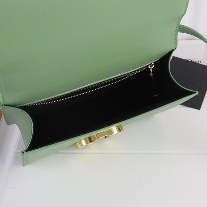 Bolso Dior 30 Montaigne | Elegancia Clásica y Versatilidad en Panamá
