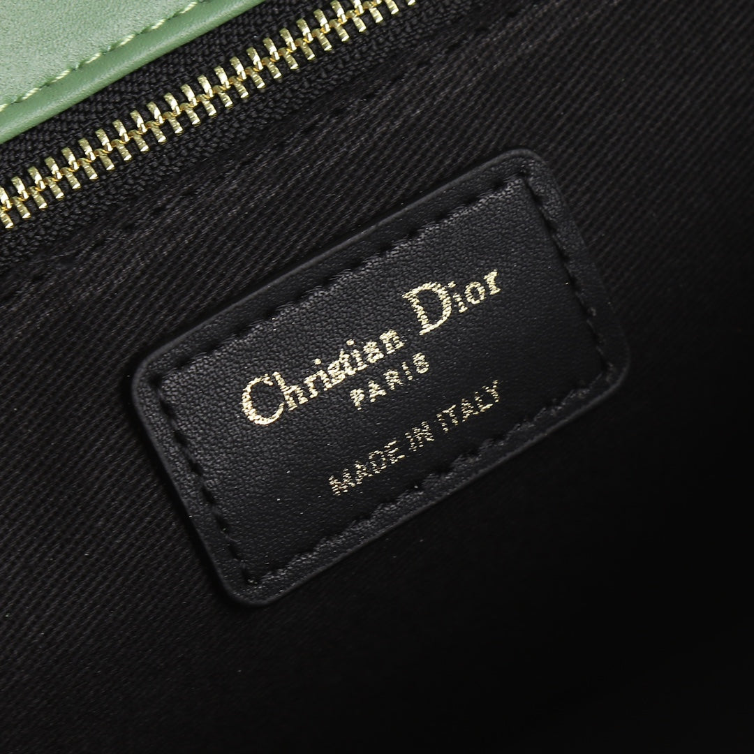 Bolso Dior 30 Montaigne | Elegancia Clásica y Versatilidad en Panamá