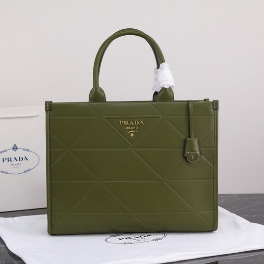 Bolso Tote Prada 22 | Elegancia Ligera y Versatilidad en Panamá
