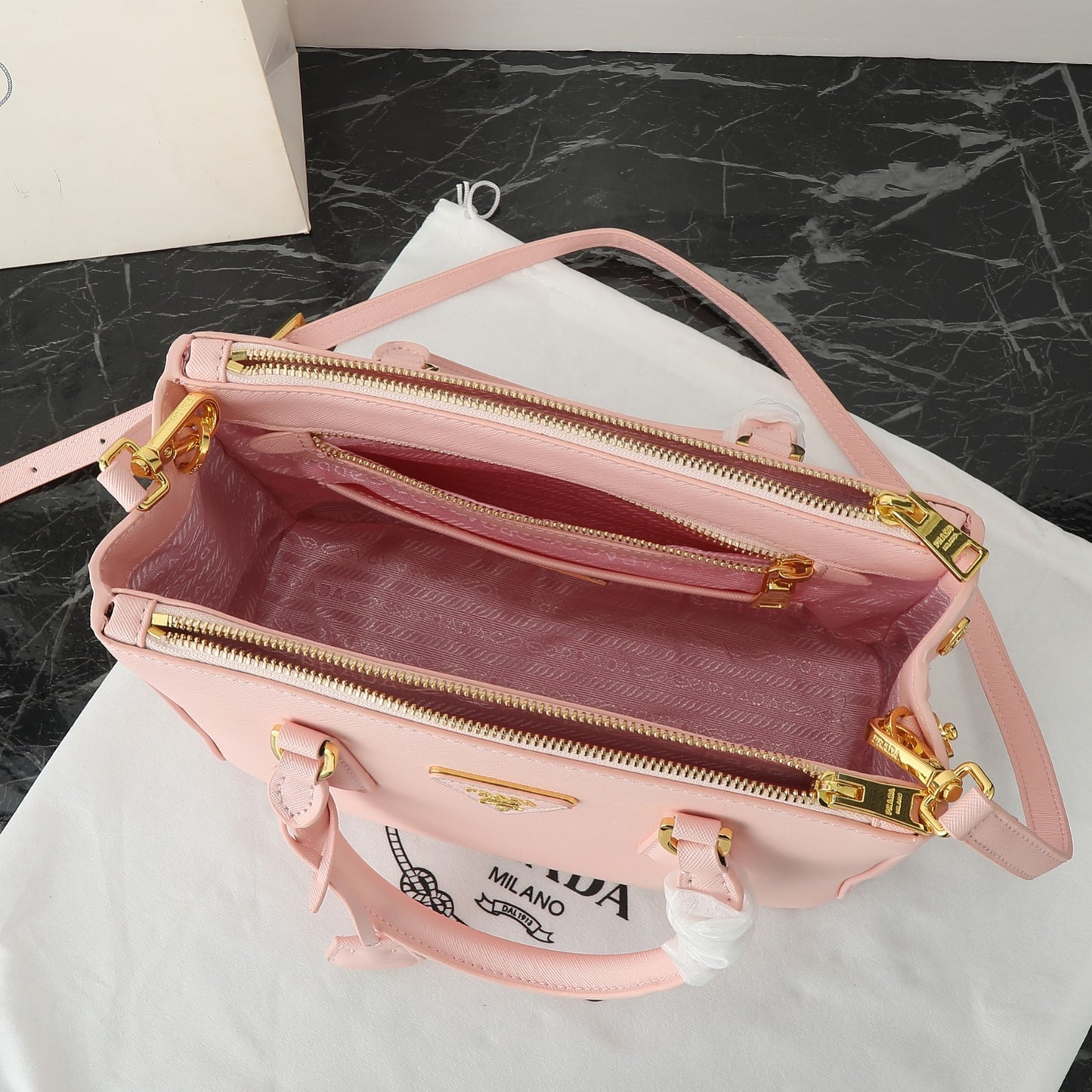 Bolso Prada Galleria de Cuero Saffiano | Icono de Elegancia en Panamá