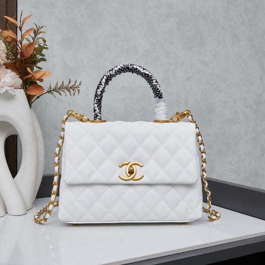 Chanel Flap Bag Blanca con Asa y Dorado | Cartera de Lujo en Panamá