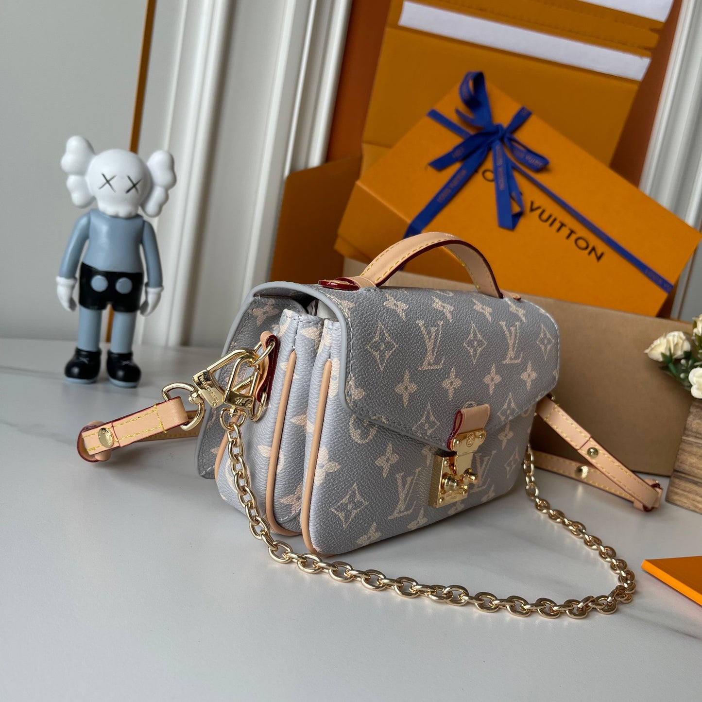 Bolso East West Tipo Mensajero Gris | Estilo Compacto y Versátil en Panamá
