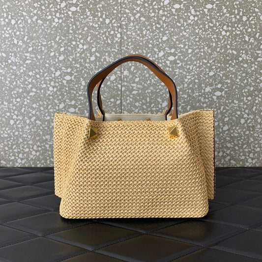 Bolso Valentino VLOGO Roman Stud Small – Tote de Rafia Perforada