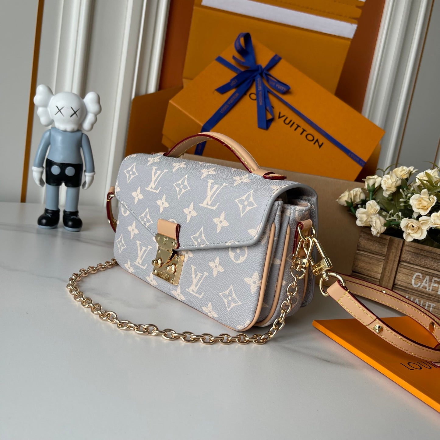 Bolso East West Tipo Mensajero Gris | Estilo Compacto y Versátil en Panamá