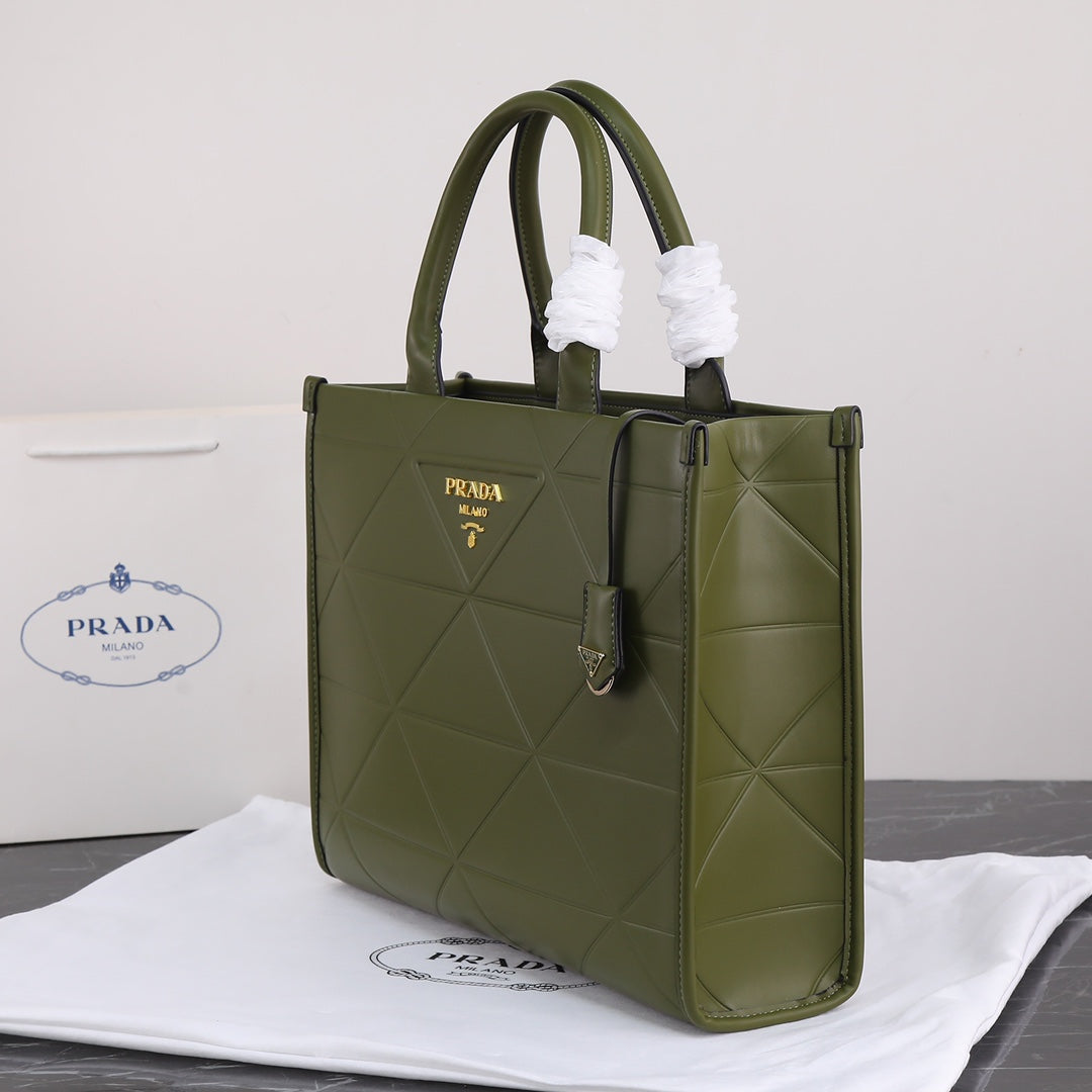 Bolso Tote Prada 22 | Elegancia Ligera y Versatilidad en Panamá