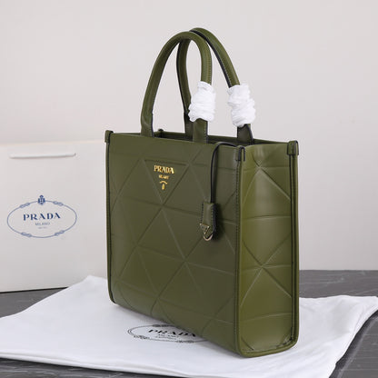 Bolso Tote Prada 22 | Elegancia Ligera y Versatilidad en Panamá