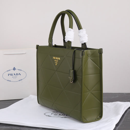 Bolso Tote Prada 22 | Elegancia Ligera y Versatilidad en Panamá