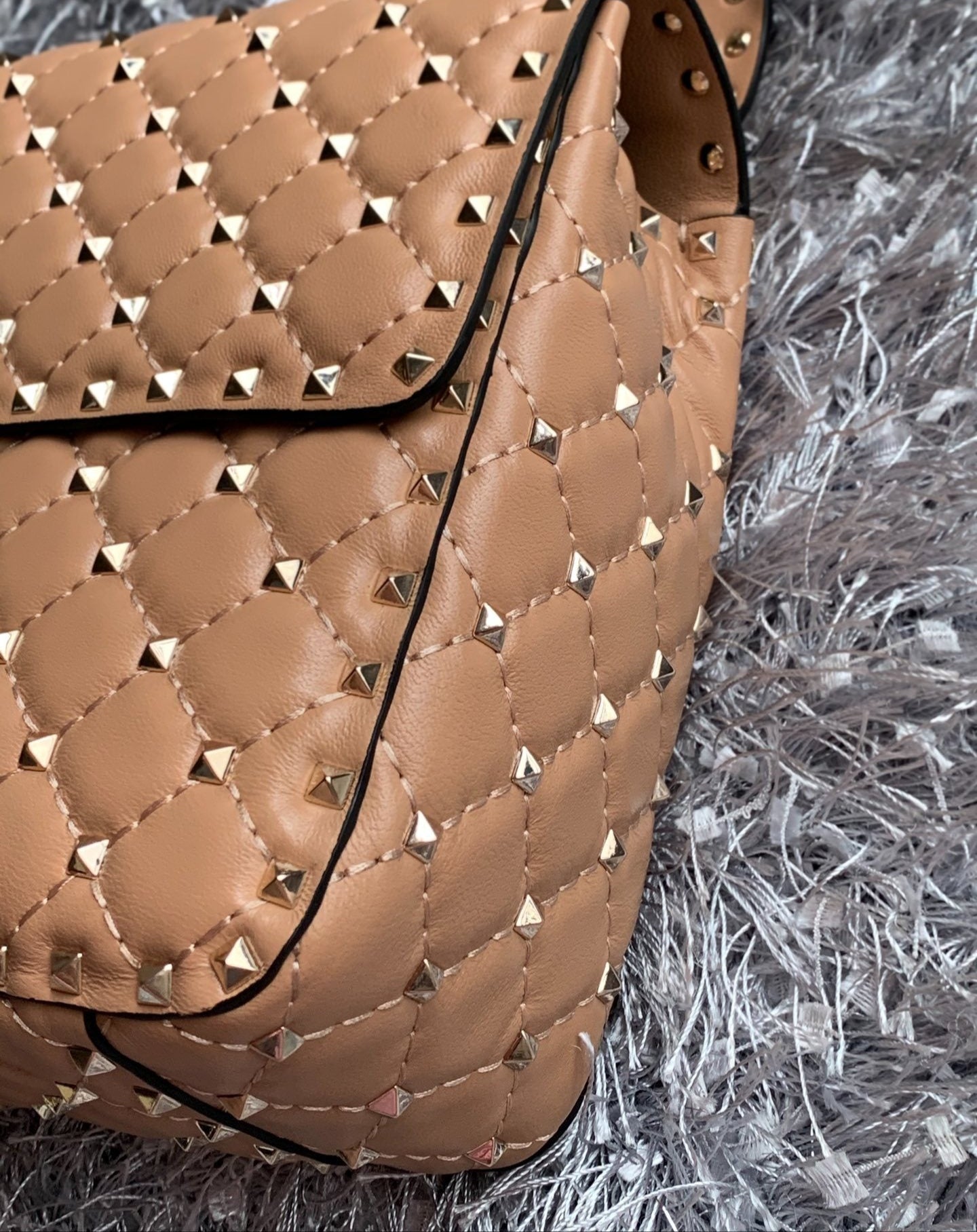 Bolso Valentino Garavani Rockstud Spike Large – Soft Noisette
