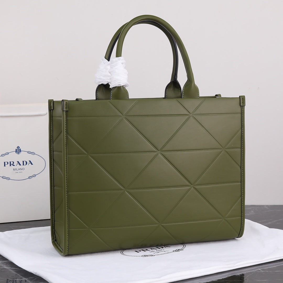Bolso Tote Prada 22 | Elegancia Ligera y Versatilidad en Panamá