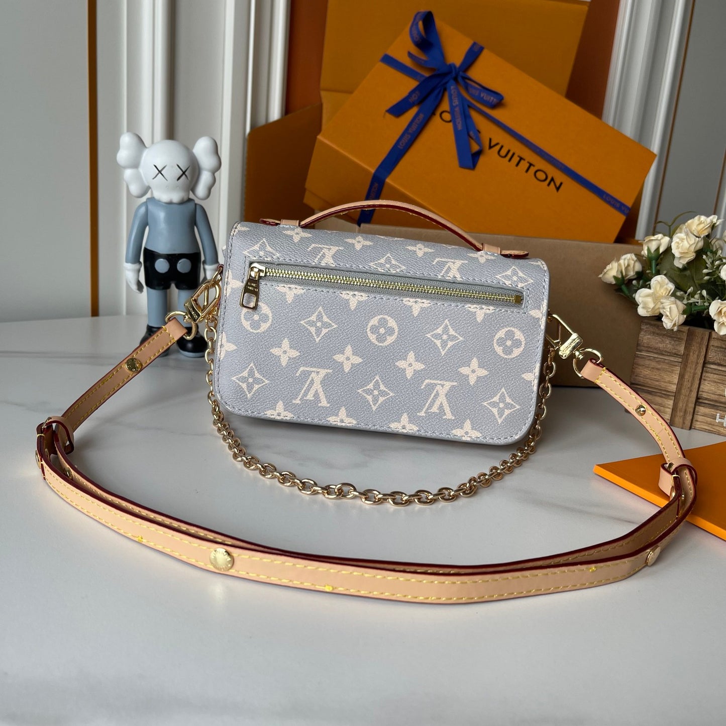 Bolso East West Tipo Mensajero Gris | Estilo Compacto y Versátil en Panamá