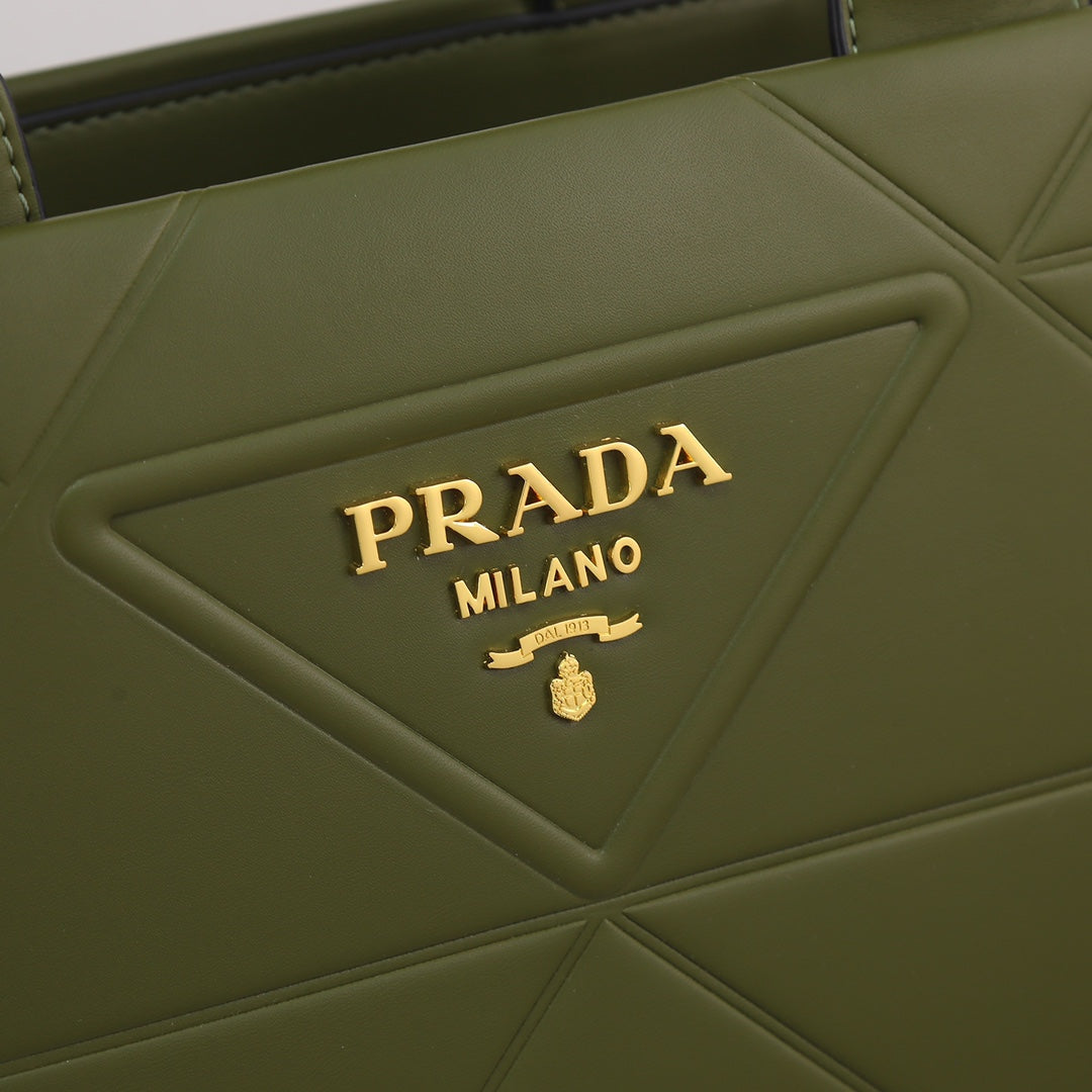 Bolso Tote Prada 22 | Elegancia Ligera y Versatilidad en Panamá