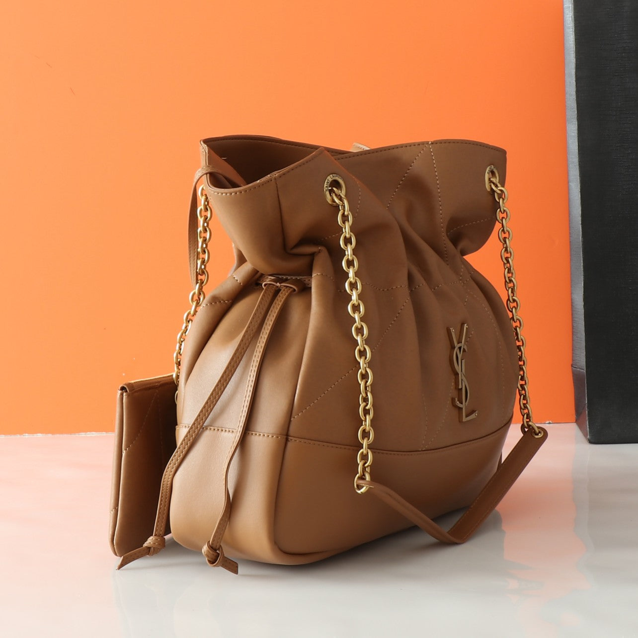 Bolso Yves Saint Laurent Large Pochon Tote | Estilo Versátil y Moderno en Panamá