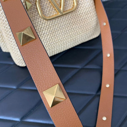 Bolso Valentino VLOGO Roman Stud Small – Tote de Rafia Perforada