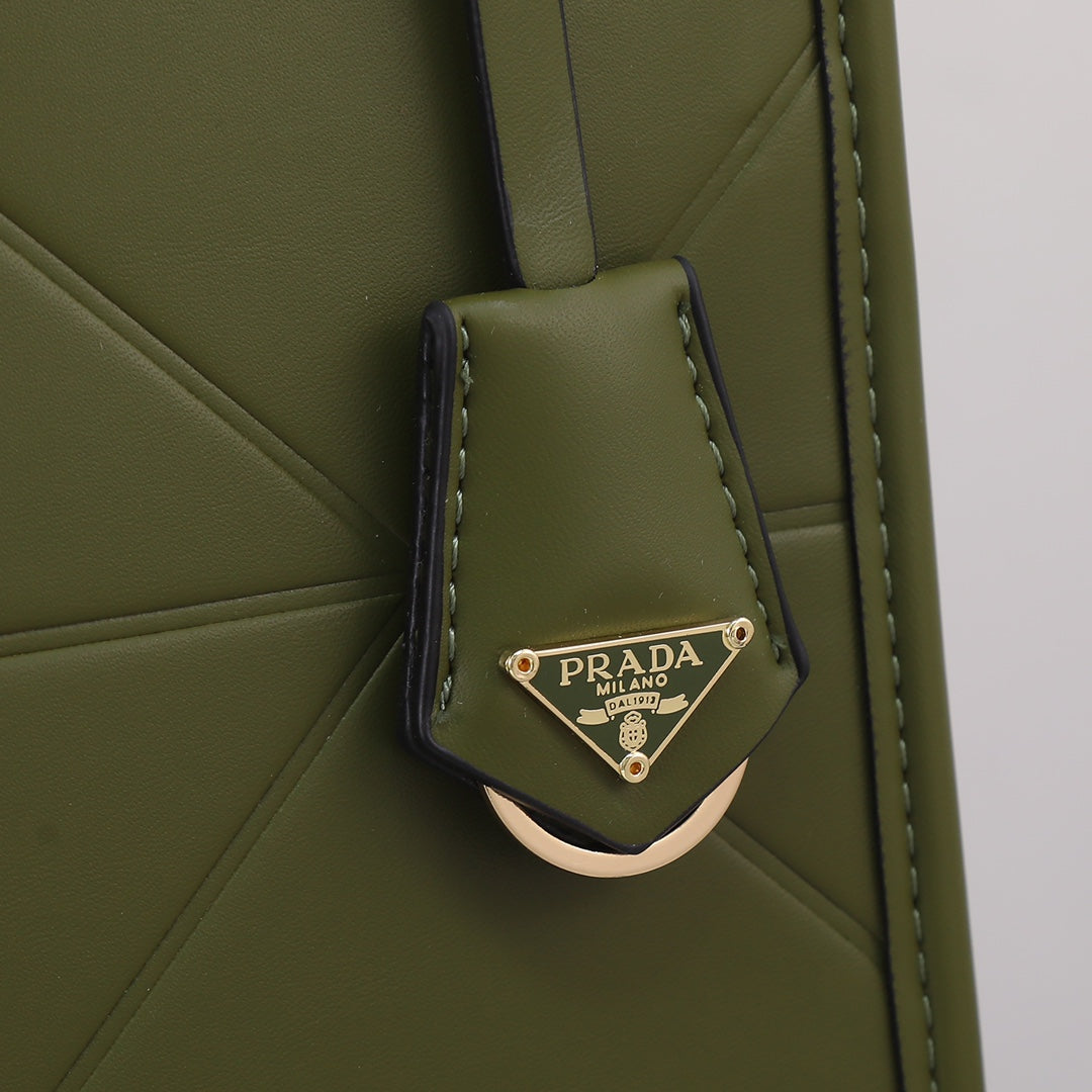 Bolso Tote Prada 22 | Elegancia Ligera y Versatilidad en Panamá
