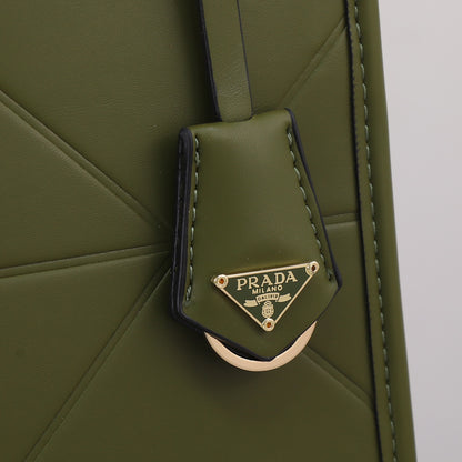 Bolso Tote Prada 22 | Elegancia Ligera y Versatilidad en Panamá