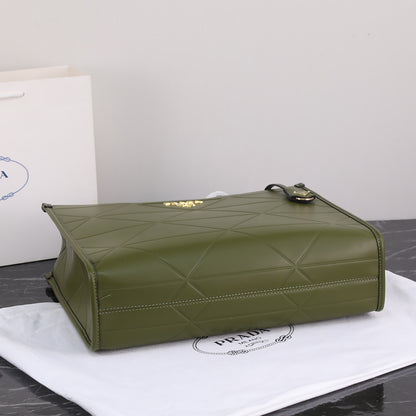 Bolso Tote Prada 22 | Elegancia Ligera y Versatilidad en Panamá