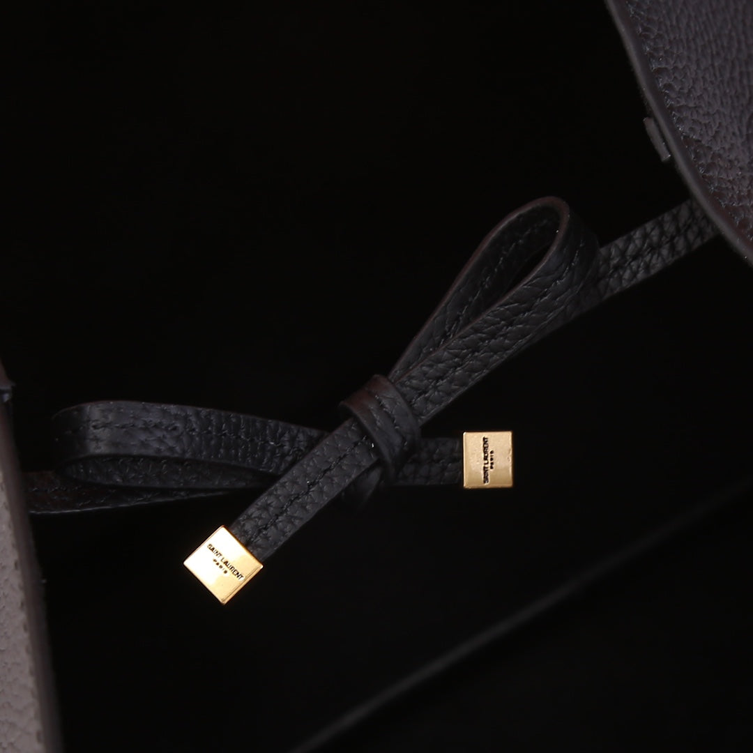 Bolso Yves Saint Laurent BEA Shopping Hobo Negro | Estilo Relajado y Lujo en Panamá