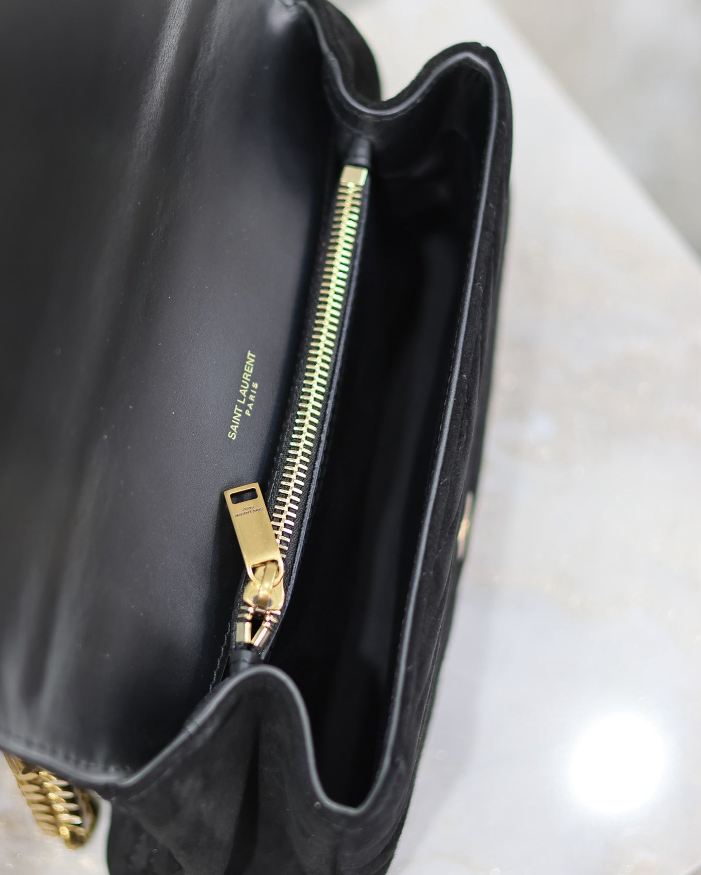 Bolso Saint Laurent College Monogram – Glamour en Negro con Toques Dorados