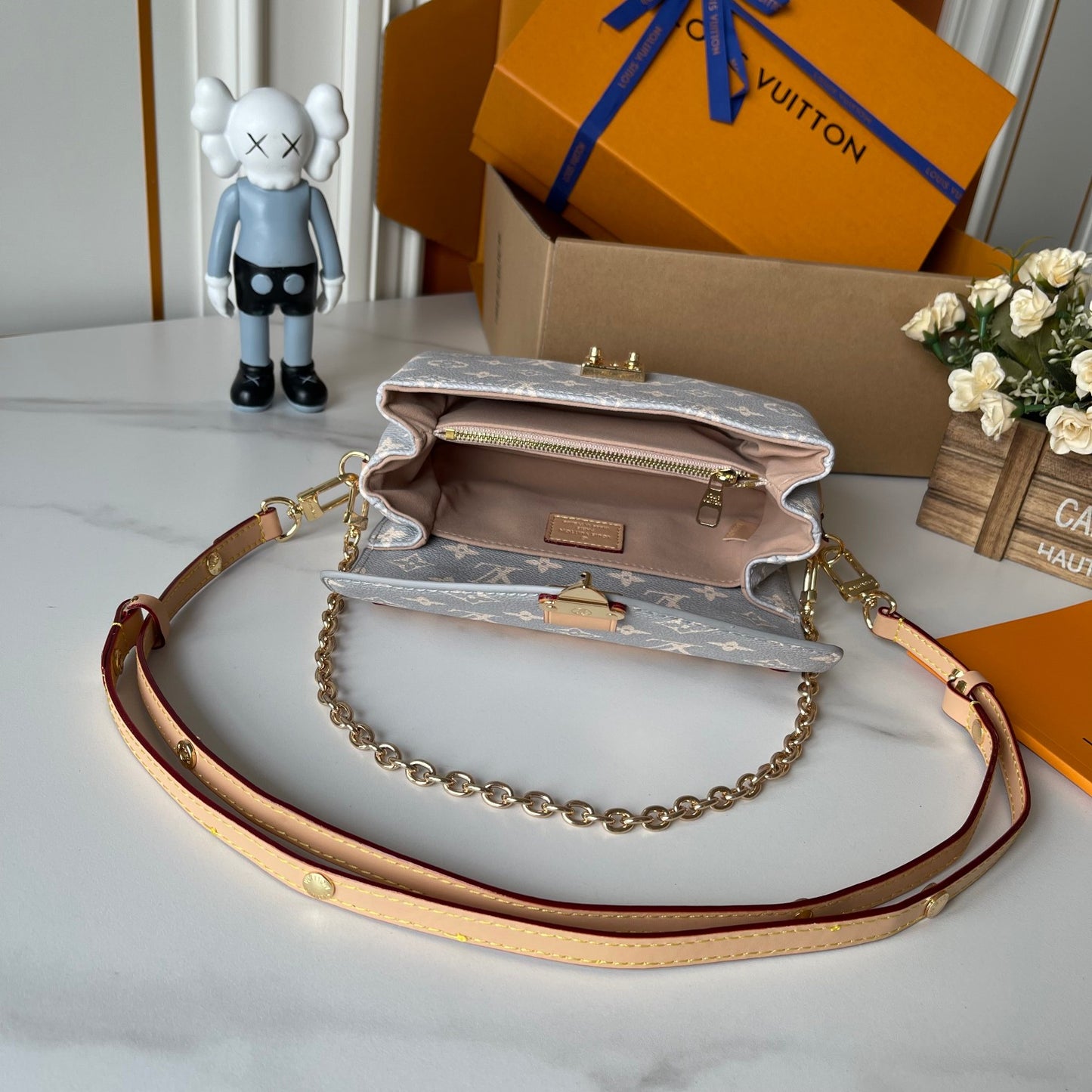 Bolso East West Tipo Mensajero Gris | Estilo Compacto y Versátil en Panamá