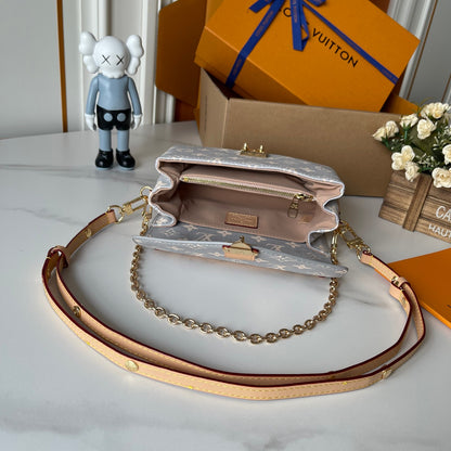 Bolso East West Tipo Mensajero Gris | Estilo Compacto y Versátil en Panamá