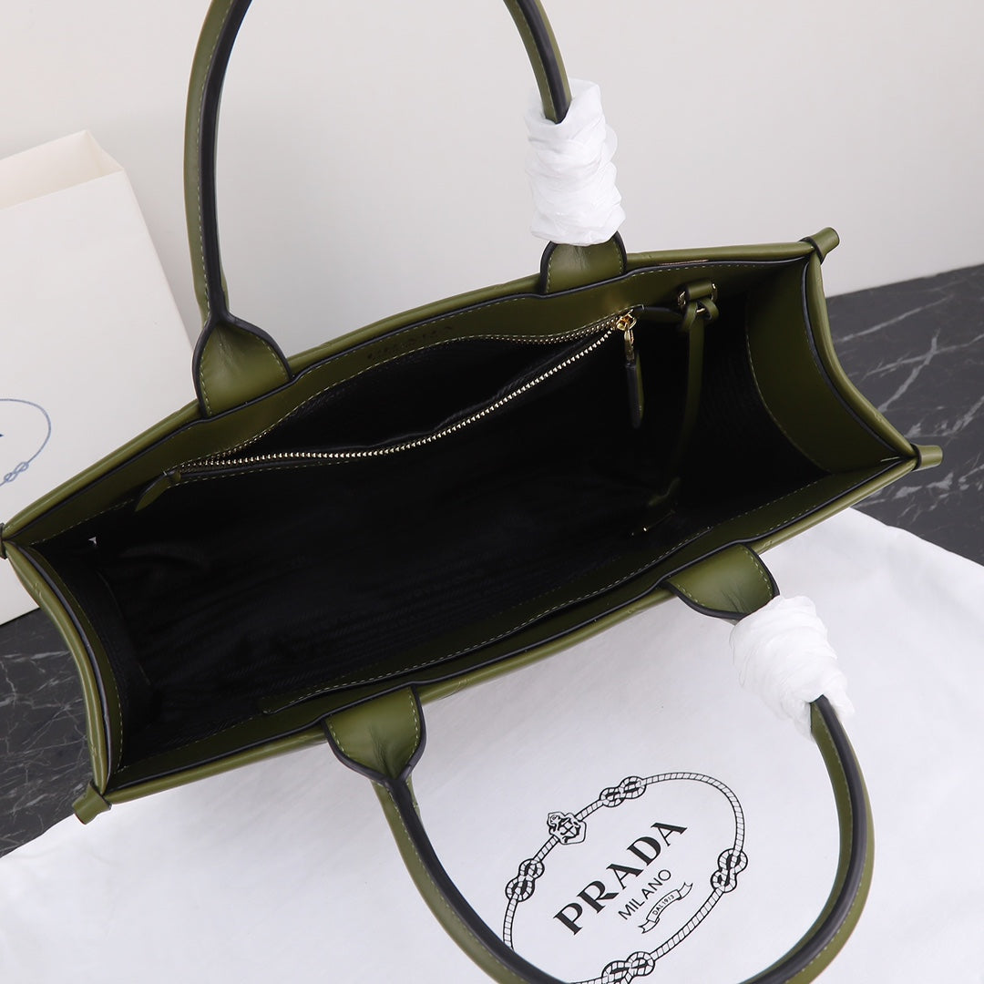 Bolso Tote Prada 22 | Elegancia Ligera y Versatilidad en Panamá