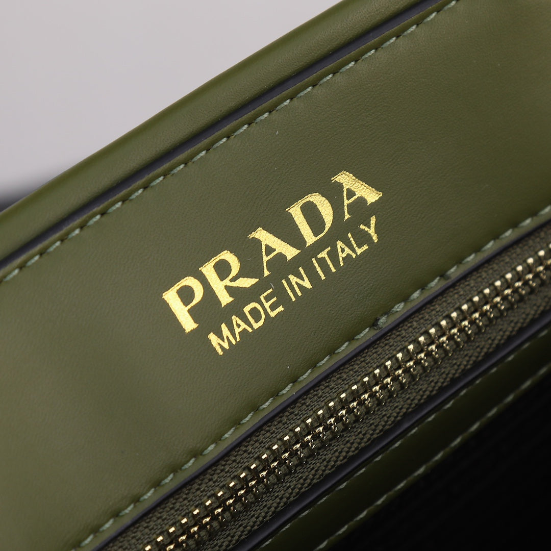 Bolso Tote Prada 22 | Elegancia Ligera y Versatilidad en Panamá