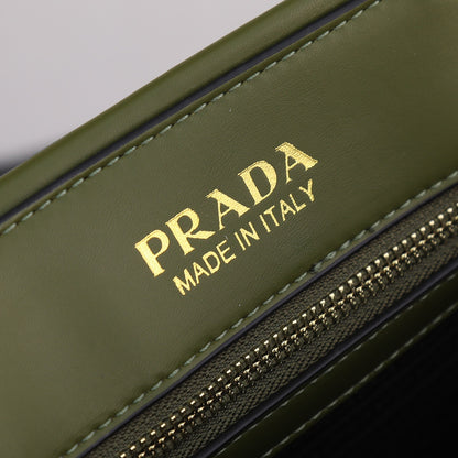 Bolso Tote Prada 22 | Elegancia Ligera y Versatilidad en Panamá